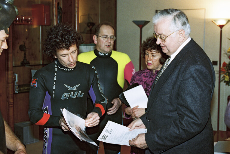 Fotografia 19: EP President meets with activists of the Surfers against Sewage (SAS) movement