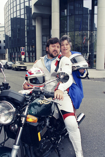 Zdjęcie 6: Roger BARTON posing on his motorcycle with his fellow MEPs, in his fight to oppose the proposal of the Commissioner in charge of Industrial Affairs, Information Technologies and Telecommunications, to restrict the sale of superbikes.