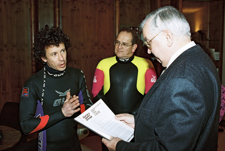 Fotografia 20: EP President meets with activists of the Surfers against Sewage (SAS) movement