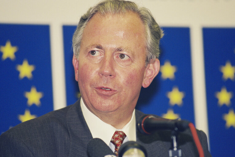 Fotografi 1: Jacques SANTER, Luxembourg Prime Minister at a press conference in Strasbourg in July 1994.