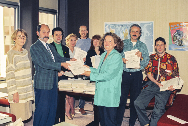 Valokuva 3: Handover of a petition  Sauvons la vallee d' Aspe et le Piemont Pyreneen