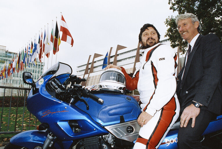 Foto 8: MEPs show their concern for motorbikers safety before a plenary session in Strasbourg