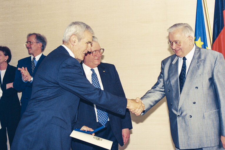 Photo 8 : Handover of the Cross of Merit