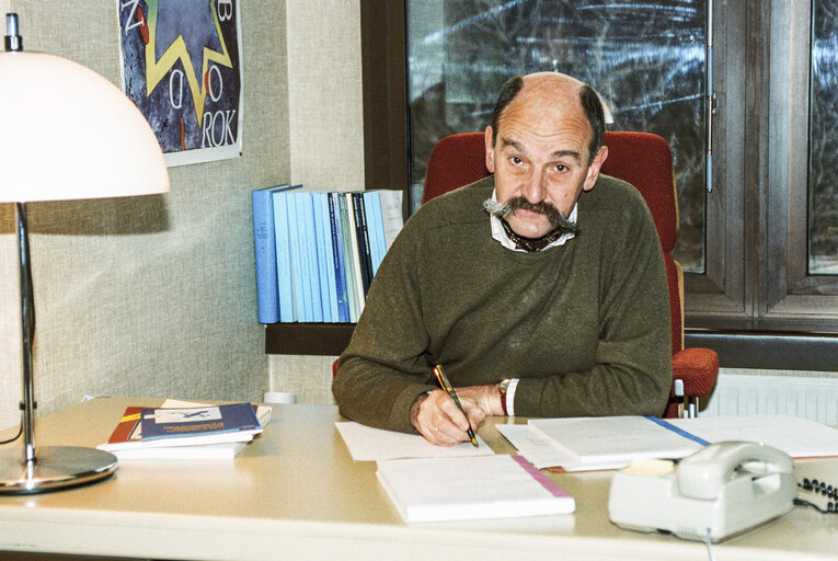 Foto 4: MEP Jean-Pierre RAFFIN at the European Parliament in Brussels