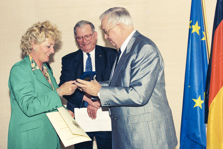 Photo 9 : Handover of the Cross of Merit