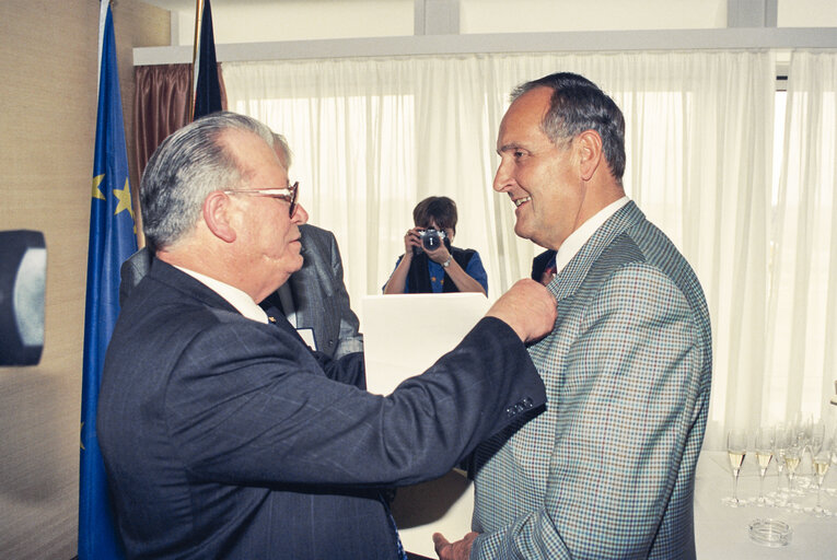 Foto 10: Handover of the Cross of Merit