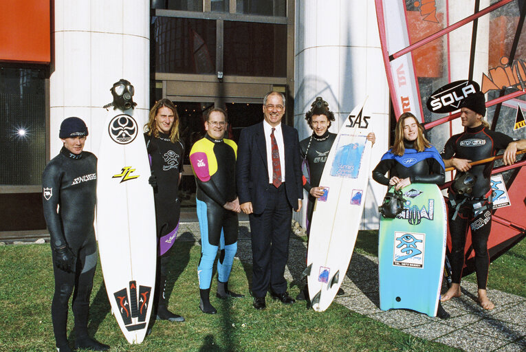 Fotó 2: British MEPs support the Surfers against Sewage (SAS) movement