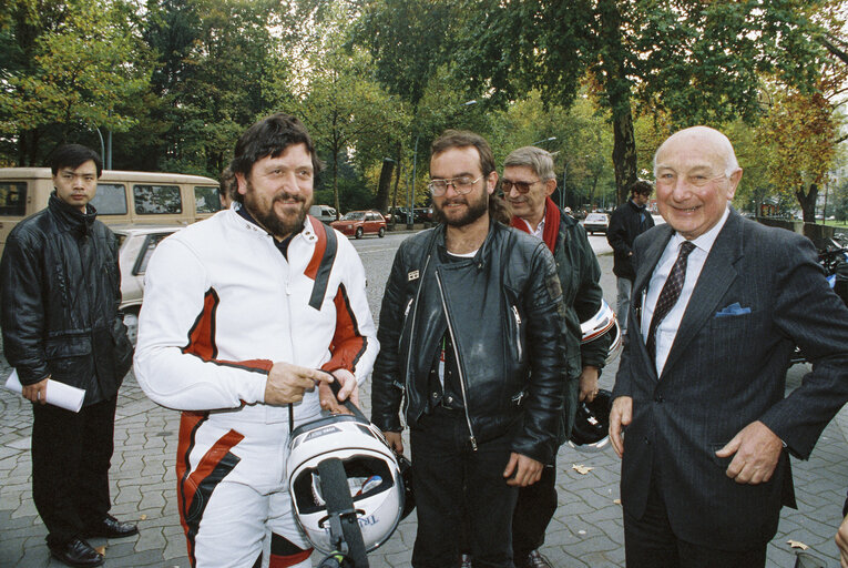 Foto 10: MEPs show their concern for motorbikers safety before a plenary session in Strasbourg