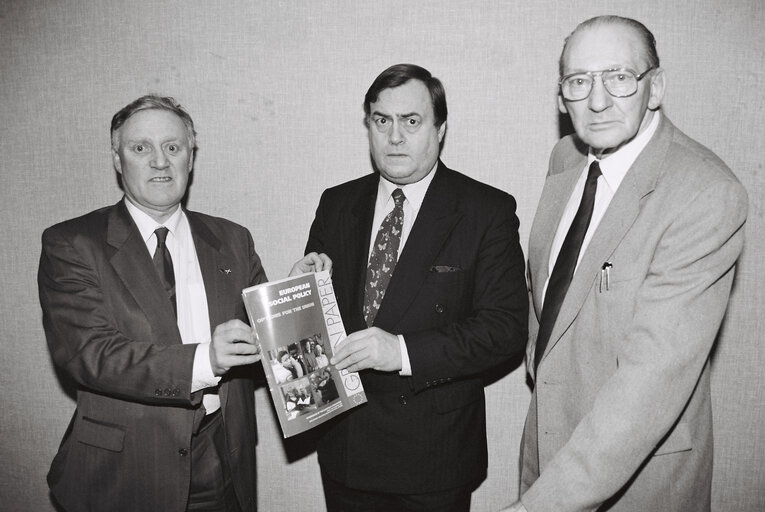 Fotografia 5: British MEPs of the Labour party react to the EC Green Paper on the European Social Policy of November 1993