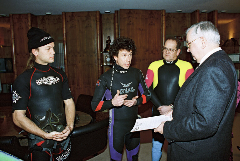 Fotografie 21: EP President meets with activists of the Surfers against Sewage (SAS) movement