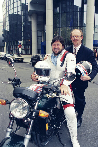 Zdjęcie 7: Roger BARTON posing on his motorcycle with his fellow MEPs, in his fight to oppose the proposal of the Commissioner in charge of Industrial Affairs, Information Technologies and Telecommunications, to restrict the sale of superbikes.