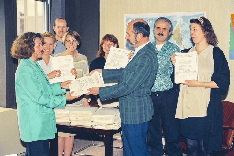 Foto 4: Handover of a petition  Sauvons la vallee d' Aspe et le Piemont Pyreneen