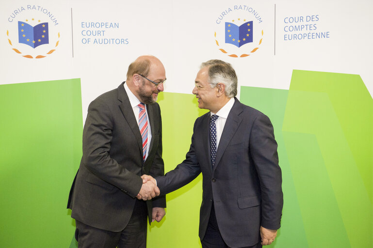 Снимка 2: Manuel SILVA CALDEIRA, President of the Court of Auditors, on the right, and Martin SCHULZ, at the Court of Auditors in Luxembourg.