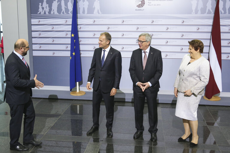 Suriet 6: Eastern Partnership summit in Riga,   Official welcome for the Heads of the Delegations. Donald TUSK - President of the European Council, Jean-Claude JUNCKER -  President of the European Commission , Laimdota STRAUJUMA - Prime Minister of Latvia  meets Martin SCHULZ - President of the European Parliament.