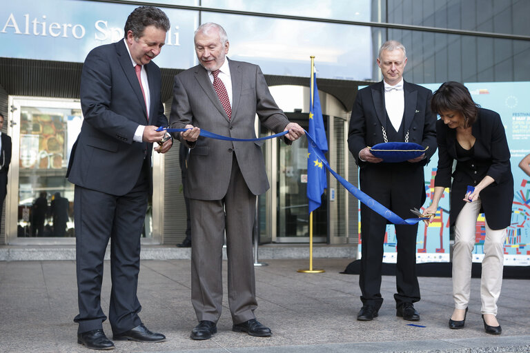 Fotografi 9: Cut of the ribbon during the Opening Ceremony of the Open Doors Day 2015