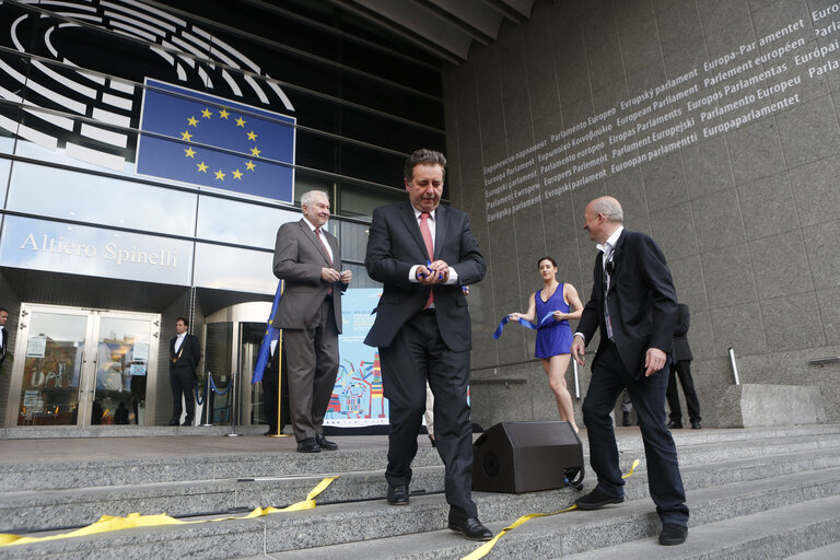 Fotogrāfija 4: Cut of the ribbon during the Opening Ceremony of the Open Doors Day 2015