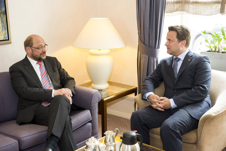 Fotografija 8: Xavier BETTEL, Prime Minister of Luxembourg , on the right, during a conversation with Martin SCHULZ, at the Court of Auditors in Luxembourg.