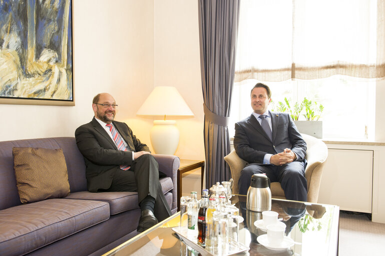 Снимка 10: Xavier BETTEL, Prime Minister of Luxembourg , on the right, during a conversation with Martin SCHULZ, at the Court of Auditors in Luxembourg.