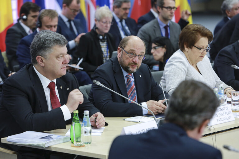 Foto 2: Eastern Partnership summit in Riga, Plenary Session of the Eastern Partnership summit.   Martin  SCHULZ - President of European Parliament,  Petro POROSHENKO, President of Ukraine,  Laimdota Straujuma, Prime Minister of the Republic of Latvia.