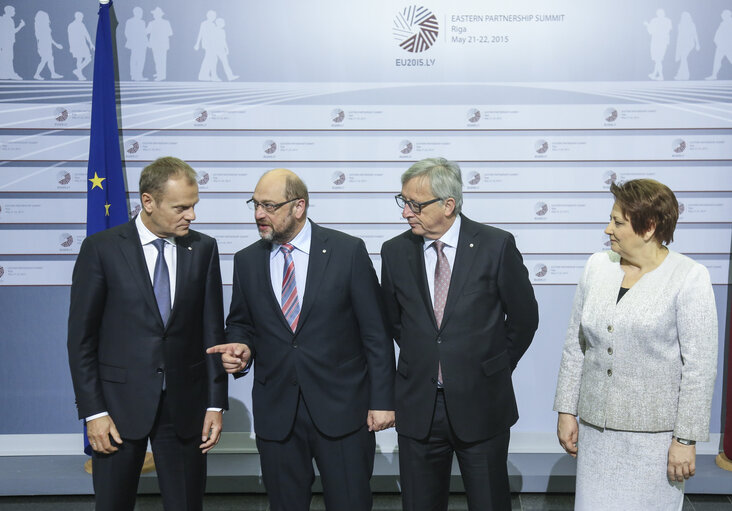 Suriet 3: Eastern Partnership summit in Riga,   Official welcome for the Heads of the Delegations. Donald TUSK -  President of the European Council, Jean-Claude JUNCKER - President of the European Commission, Laimdota STRAUJUMA - , Prime Minister of Latvia  and Martin SCHULZ - President of the European Parliament.