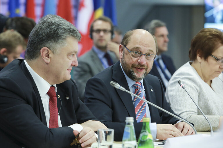 Valokuva 5: Eastern Partnership summit in Riga, Plenary Session of the Eastern Partnership summit.   Martin  SCHULZ - President of European Parliament,  Petro POROSHENKO, President of Ukraine.