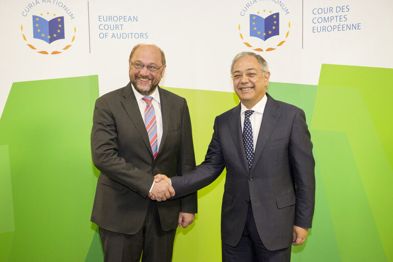 Снимка 3: Manuel SILVA CALDEIRA, President of the Court of Auditors, on the right, and Martin SCHULZ, at the Court of Auditors in Luxembourg.