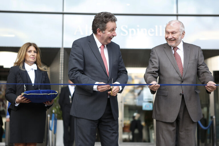 Foto 6: Cut of the ribbon during the Opening Ceremony of the Open Doors Day 2015