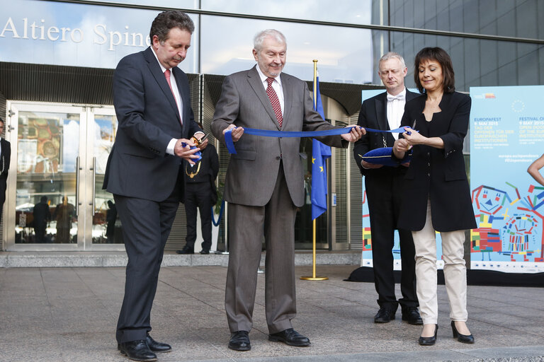 Fotografi 5: Cut of the ribbon during the Opening Ceremony of the Open Doors Day 2015