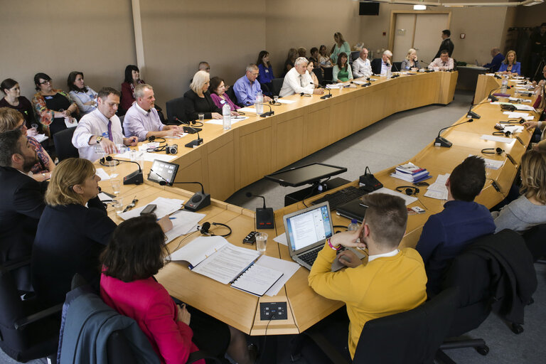 Liadh NI RIADA meets with a group