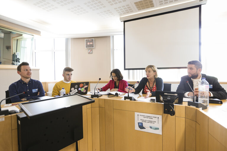 Photo 12 : Liadh NI RIADA meets with a group