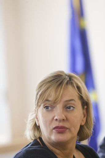 Fotografi 6: Liadh NI RIADA meets with a group