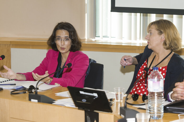 Liadh NI RIADA meets with a group