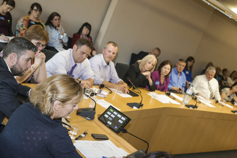 Φωτογραφία 2: Liadh NI RIADA meets with a group