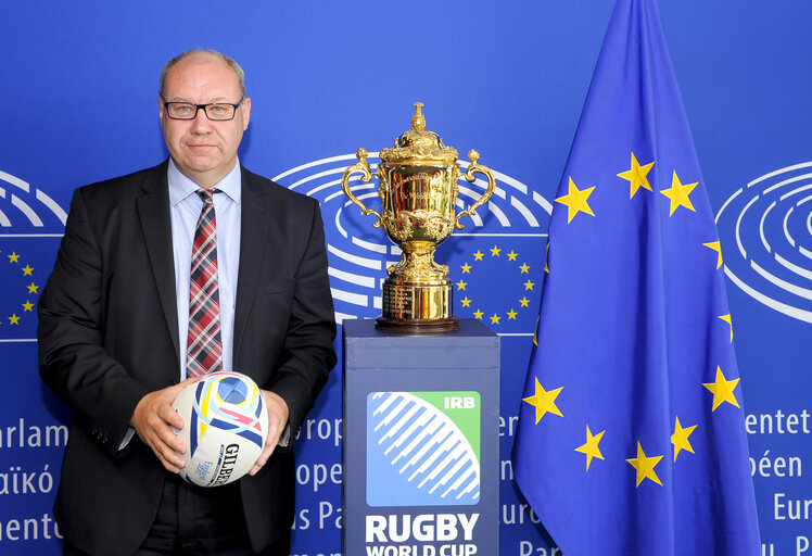 Foto 9: The Rugby Word Cup Trophy stopped at the European Parliament in Strasbourg on its World Tour