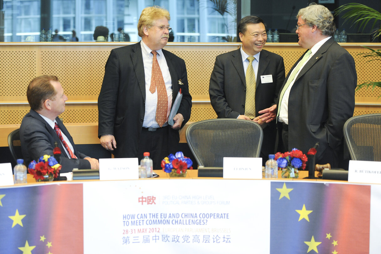 3d EU-China high level political parties and group's forum.  How can the EU and China cooperate to meet common challenges?  faire des photos de tous les chinois