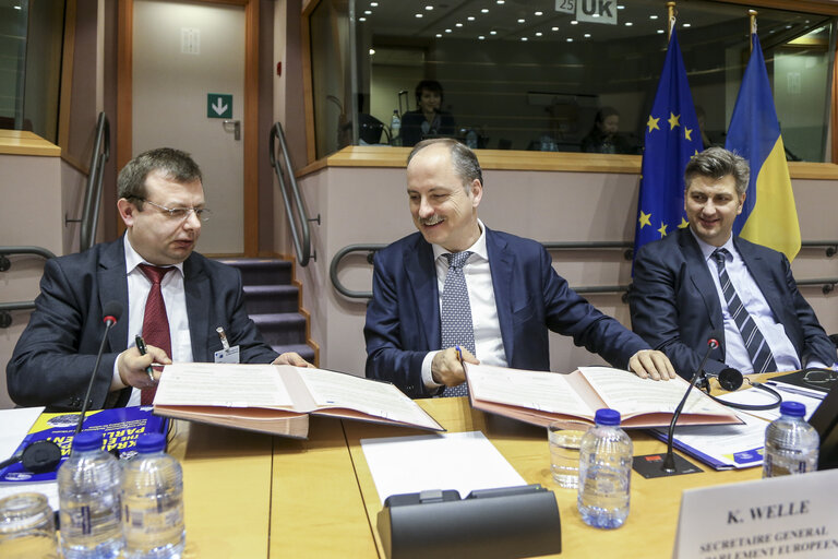 Fotagrafa 18: Ukraine Week at the European Parliament - High-level conference EP - Verkhovna RADA of Ukraine on capacity building for reform.    Signature of an Administrative Cooperation Agreement between the General Secretariat of the European Parliament and the Secretariat of Verkhovna Rada of Ukraine