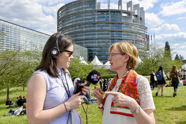 Photo 4 : EP Vice-President Mairead McGUINNESS meets with Irish youngsters taking part in the EYE event