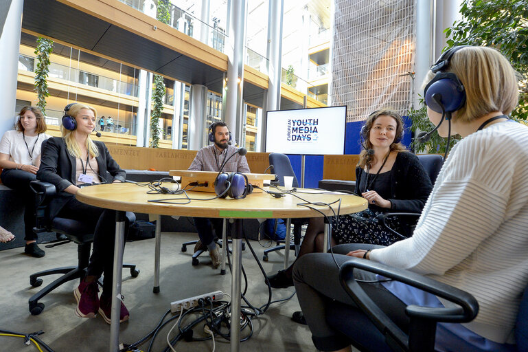 Foto 18: France 3 live emission from the Vox Box in the European Parliament during the EYE 2016 in Strasbourg