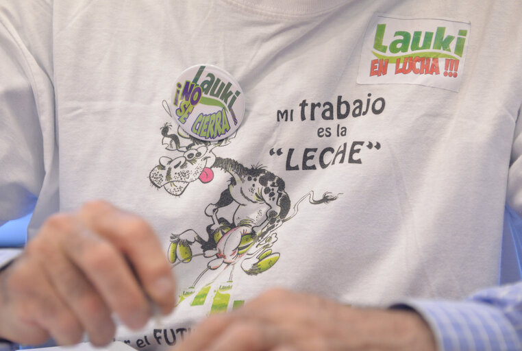 Fotogrāfija 11: Spanish MEPs from PP, IU, PODEMOS meet with workers representatives of Lactaris