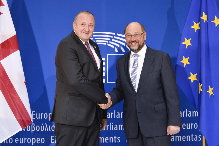 Foto 2: Official visit of the President of Georgia to the EP in Strasbourg - Martin SCHULZ - EP President welcomes Giorgi MARGVELASHVILI - President of Georgia