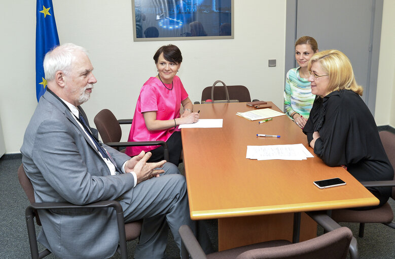 Foto 1: Corina CRETU meets with Jan OLBRICHT