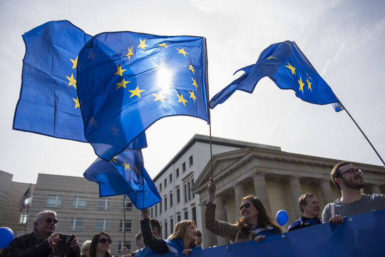 Photo 10 : 60th Anniversary of the Treaty of Rome celebrations - ' March for Europe in Berlin '