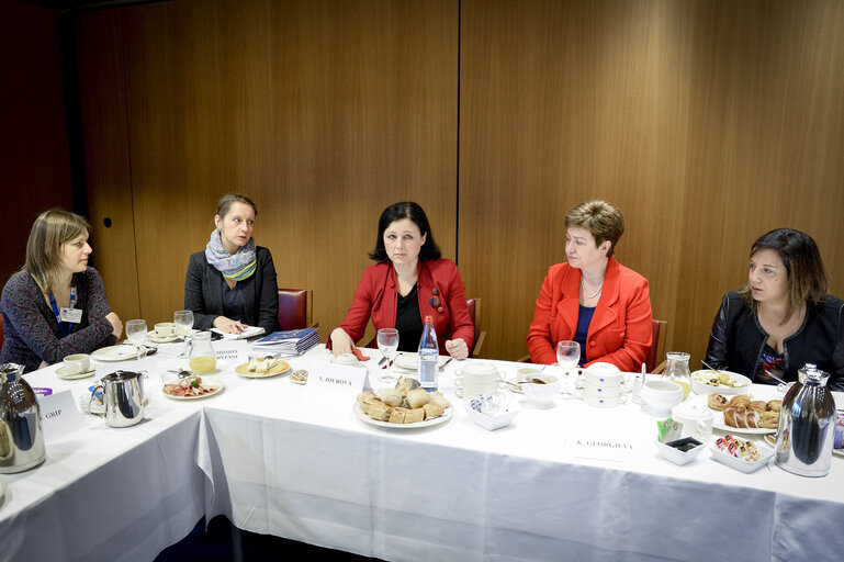 Fotagrafa 6: Group picture following the FEMM Committee working breakfast.