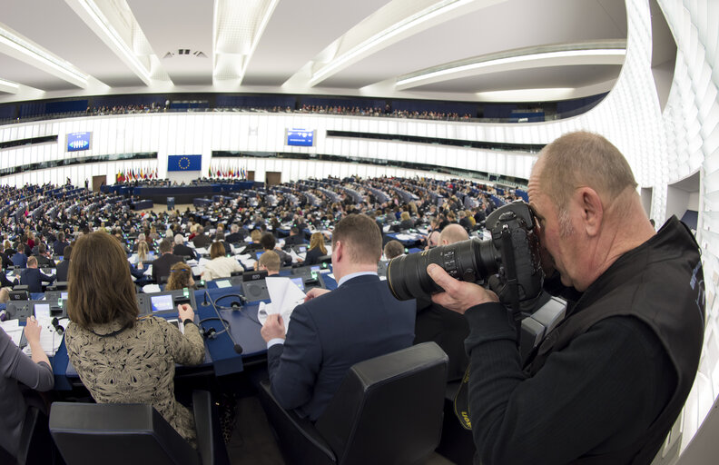 Fotogrāfija 4: Plenary session week 10 2016 in Strasbourg.  Wide angle view of the plenary chamber. Hemicycle.  Photographer in action. Fisheye.