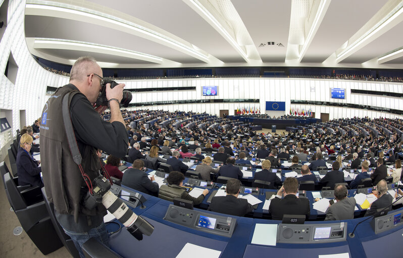 Fotogrāfija 1: Plenary session week 10 2016 in Strasbourg.  Wide angle view of the plenary chamber. Hemicycle.  Photographer in action. Fisheye.