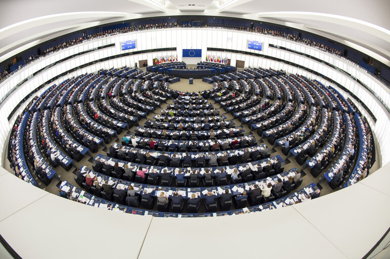 Fotogrāfija 11: Plenary session week 10 2016 in Strasbourg.  Wide angle view of the plenary chamber. Hemicycle. Fisheye.