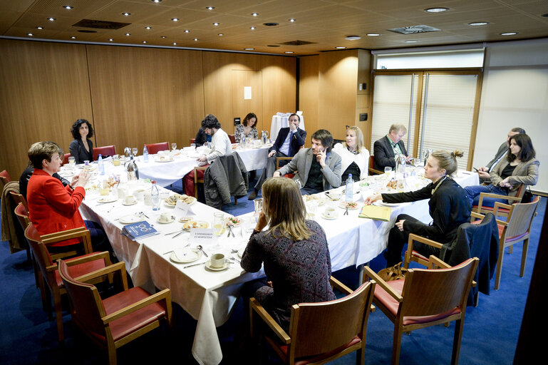 Foto 2: Group picture following the FEMM Committee working breakfast.