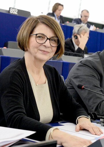 Photo 2: Julia PITERA in plenary session week 10 2016 in Strasbourg