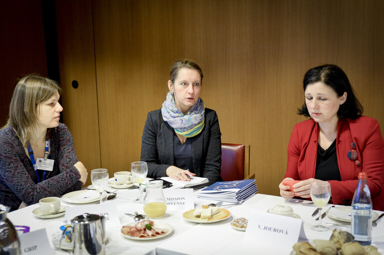 Fotagrafa 7: Group picture following the FEMM Committee working breakfast.