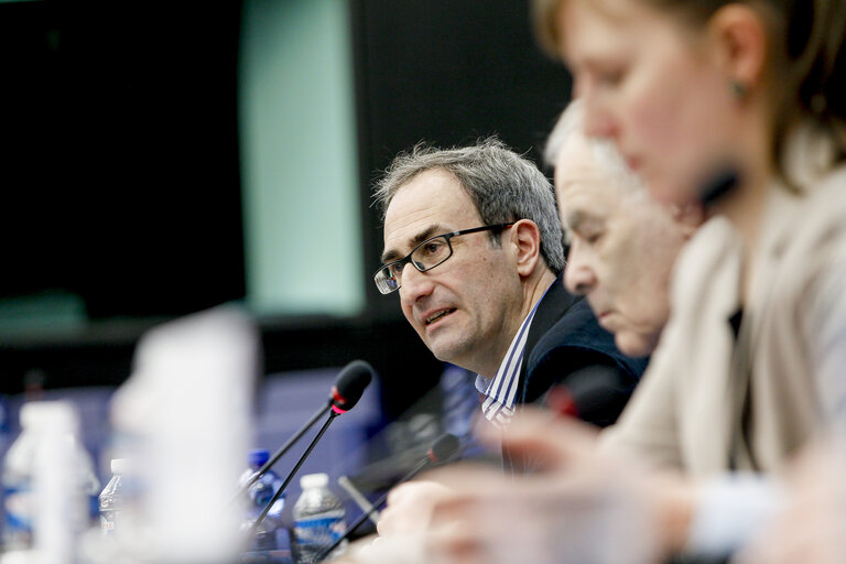 Photo 16 : Minority Intergroup Meeting